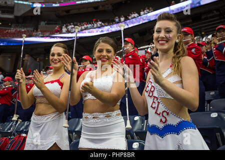 Houston, Texas, USA. 1. Sep 2018. Mitglieder des Ole Miss Rebels band Jubeln während der NCAA Football Spiel zwischen der Texas Tech-roten Räuber und die Ole Miss Rebels in die 2018 AdvoCare Texas Start am NRG Stadion in Houston, Texas. Prentice C. James/CSM/Alamy leben Nachrichten Stockfoto