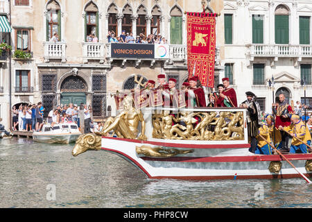 Venedig, Venetien, Italien. 2. September 2018. Boote an der Regata Storica, ein Re-enactment eines historischen Prozession der Boote der Doge und höchsten venezianischen Beamten in 1489 Caterina Cornaro, die Frau des Königs von Zypern, die ihren Thron verzichtete zugunsten von Venedig willkommen zu heißen. Die Prozession wird von wichtigen jährlichen Ruderregatten gefolgt, das Highlight der Venedig rudern Saison. Kredit Mary Clarke/Alamy leben Nachrichten Stockfoto