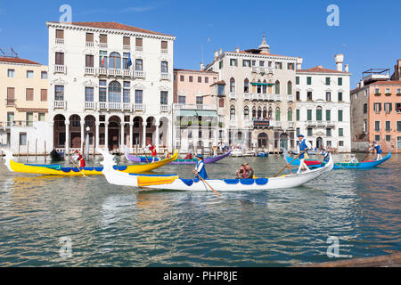 Venedig, Venetien, Italien. 2. September 2018. Boote an der Regata Storica, ein Re-enactment eines historischen Prozession der Boote der Doge und höchsten venezianischen Beamten in 1489 Caterina Cornaro, die Frau des Königs von Zypern, die ihren Thron verzichtete zugunsten von Venedig willkommen zu heißen. Die Prozession wird von wichtigen jährlichen Ruderregatten gefolgt, das Highlight der Venedig rudern Saison. Kredit Mary Clarke/Alamy leben Nachrichten Stockfoto