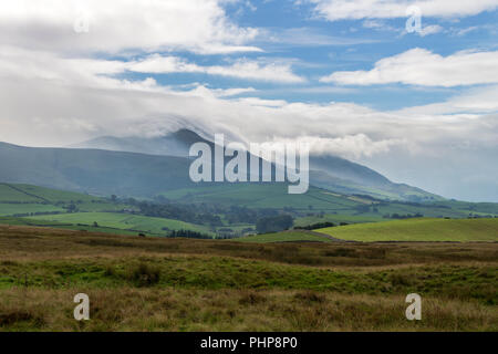 Lake District, Cumbria, UK. 2. September 2018. UK Wetter. Nach einem Vormittag von dicken Wolken und Nieselregen über den Lake District, atmosphärische Wellen des Sonnenlichts brechen durch die Wolke und die Flanken des Skiddaw Bereich Rechen. David Forster/Alamy leben Nachrichten Stockfoto