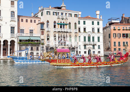 Venedig, Venetien, Italien. 2. September 2018. Boote an der Regata Storica, ein Re-enactment eines historischen Prozession der Boote der Doge und höchsten venezianischen Beamten in 1489 Caterina Cornaro, die Frau des Königs von Zypern, die ihren Thron verzichtete zugunsten von Venedig willkommen zu heißen. Die Prozession wird von wichtigen jährlichen Ruderregatten gefolgt, das Highlight der Venedig rudern Saison. Kredit Mary Clarke/Alamy leben Nachrichten Stockfoto