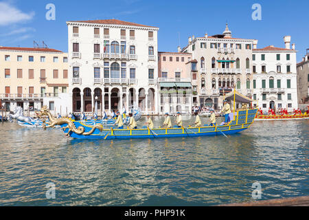 Venedig, Venetien, Italien. 2. September 2018. Boote an der Regata Storica, ein Re-enactment eines historischen Prozession der Boote der Doge und höchsten venezianischen Beamten in 1489 Caterina Cornaro, die Frau des Königs von Zypern, die ihren Thron verzichtete zugunsten von Venedig willkommen zu heißen. Die Prozession wird von wichtigen jährlichen Ruderregatten gefolgt, das Highlight der Venedig rudern Saison. Kredit Mary Clarke/Alamy leben Nachrichten Stockfoto