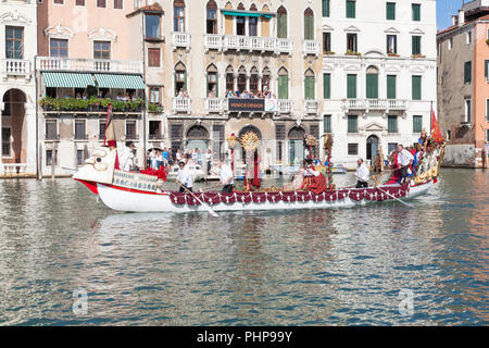 Venedig, Venetien, Italien. 2. September 2018. Boote an der Regata Storica, ein Re-enactment eines historischen Prozession der Boote der Doge und höchsten venezianischen Beamten in 1489 Caterina Cornaro, die Frau des Königs von Zypern, die ihren Thron verzichtete zugunsten von Venedig willkommen zu heißen. Die Prozession wird von wichtigen jährlichen Ruderregatten gefolgt, das Highlight der Venedig rudern Saison. Kredit Mary Clarke/Alamy leben Nachrichten Stockfoto