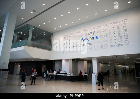 Ohio, USA. 22 Aug, 2018. Foto am 12.08.22, 2018 in der Lobby des Sydell & Arnold Familie Miller Pavillon der Cleveland Klinik in Cleveland, Ohio. Mit 170 Hektar Land in der Innenstadt von Cleveland, der US-Bundesstaat Ohio, die Klinik ist eines der besten medizinischen Zentren des Landes. Besonders bekannt für die Behandlung von Herz-Kreislauf-Erkrankungen, verzeichnete 7,6 Millionen Patienten Besuche im Jahr 2017. Um mit der Funktion: Renommierte US-Medical Center Auftakt über Chancen in China Credit: Wang Ying/Xinhua/Alamy leben Nachrichten Stockfoto