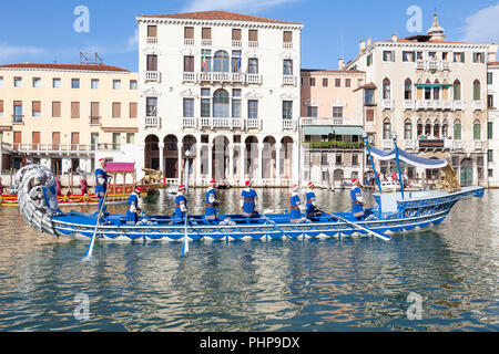 Venedig, Venetien, Italien. 2. September 2018. Boote an der Regata Storica, ein Re-enactment eines historischen Prozession der Boote der Doge und höchsten venezianischen Beamten in 1489 Caterina Cornaro, die Frau des Königs von Zypern, die ihren Thron verzichtete zugunsten von Venedig willkommen zu heißen. Die Prozession wird von wichtigen jährlichen Ruderregatten gefolgt, das Highlight der Venedig rudern Saison. Kredit Mary Clarke/Alamy leben Nachrichten Stockfoto