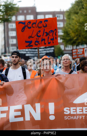 Hamburg, Deutschland. 02 Sep, 2018. 02.09.2018, Hamburg: ein Teilnehmer des Pier Demonstration hält ein Schild mit der Aufschrift "Jedes Leben zählt". Quelle: Markus Scholz/dpa/Alamy leben Nachrichten Stockfoto