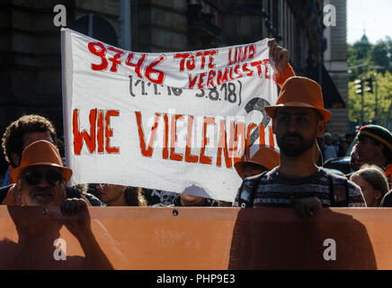 Hamburg, Deutschland. 02 Sep, 2018. 02.09.2018, Hamburg: Teilnehmer des Pier Demonstration tragen ein Transparent mit der Aufschrift "9746 Toten und Vermissten. Wie viele?". Quelle: Markus Scholz/dpa/Alamy leben Nachrichten Stockfoto