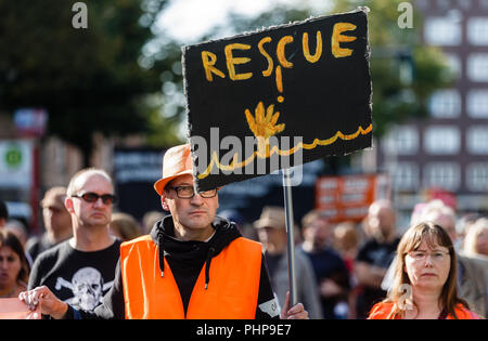 Hamburg, Deutschland. 02 Sep, 2018. 02.09.2018, Hamburg: ein Teilnehmer des Pier Demonstration hält ein Schild mit der Aufschrift "Rettung". Quelle: Markus Scholz/dpa/Alamy leben Nachrichten Stockfoto