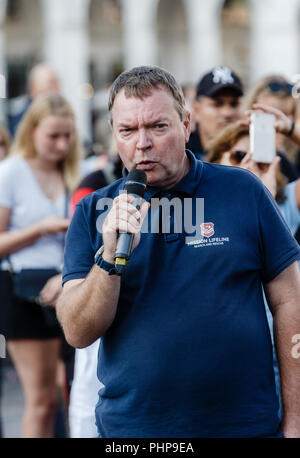 Hamburg, Deutschland. 02 Sep, 2018. 02.09.2018, Hamburg: Claus-Peter Reisch, Kapitän des Schiffes "Lifeline", bei einer Demonstration von der Seebrücke Bewegung für einen ungehinderten Seenotrettung im Mittelmeerraum spricht. Quelle: Markus Scholz/dpa/Alamy leben Nachrichten Stockfoto