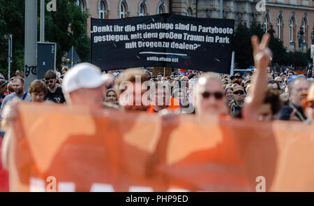 Hamburg, Deutschland. 02 Sep, 2018. 02.09.2018, Hamburg: Teilnehmer des Pier Demonstration tragen ein Transparent mit der Aufschrift "Sie denken, die Flüchtlinge auf Party Boote erhielt, mit der große Traum Drogen im Park zu beschäftigen? Quelle: Markus Scholz/dpa/Alamy leben Nachrichten Stockfoto