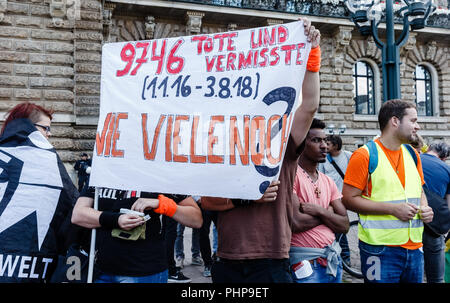 Hamburg, Deutschland. 02 Sep, 2018. 02.09.2018, Hamburg: Teilnehmer des Pier Demonstration tragen ein Transparent mit der Aufschrift "9746 Toten und Vermissten. Wie viele?". Quelle: Markus Scholz/dpa/Alamy leben Nachrichten Stockfoto