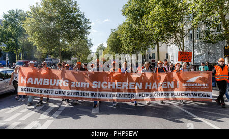 Hamburg, Deutschland. 02 Sep, 2018. 02.09.2018, Hamburg: Aktivisten der Seebrücken Bewegung mit einem Trandsparent mit der Aufschrift "Hamburg nach einem sicheren Hafen" für ungehinderten Rettung im Mittelmeer und sichere Fluchtwege für Migranten demonstrieren. Quelle: Markus Scholz/dpa/Alamy leben Nachrichten Stockfoto