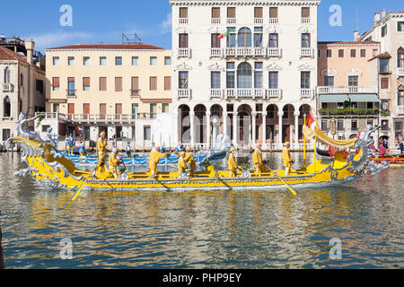 Venedig, Venetien, Italien. 2. September 2018. Boote an der Regata Storica, ein Re-enactment eines historischen Prozession der Boote der Doge und höchsten venezianischen Beamten in 1489 Caterina Cornaro, die Frau des Königs von Zypern, die ihren Thron verzichtete zugunsten von Venedig willkommen zu heißen. Die Prozession wird von wichtigen jährlichen Ruderregatten gefolgt, das Highlight der Venedig rudern Saison. Kredit Mary Clarke/Alamy leben Nachrichten Stockfoto