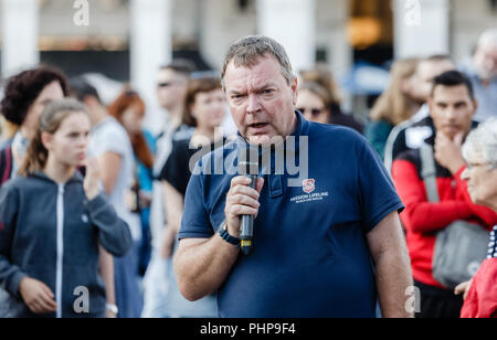 Hamburg, Deutschland. 17 Aug, 2018. 02.09.2018, Hamburg: Claus-Peter Reisch, Kapitän des Schiffes "Lifeline", bei einer Demonstration von der Seebrücke Bewegung für einen ungehinderten Seenotrettung im Mittelmeerraum spricht. Quelle: Markus Scholz/dpa/Alamy leben Nachrichten Stockfoto