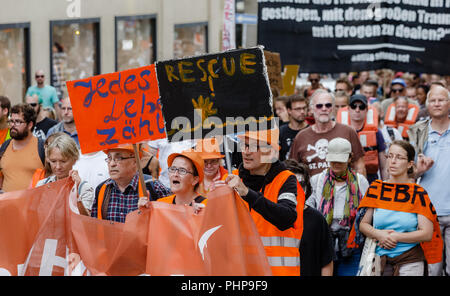 Hamburg, Deutschland. 02 Sep, 2018. 02.09.2018, Hamburg: Teilnehmer des Pier Demonstration Halten ein Schild mit der Aufschrift "Jedes Leben zählt" und "Rescue". Quelle: Markus Scholz/dpa/Alamy leben Nachrichten Stockfoto