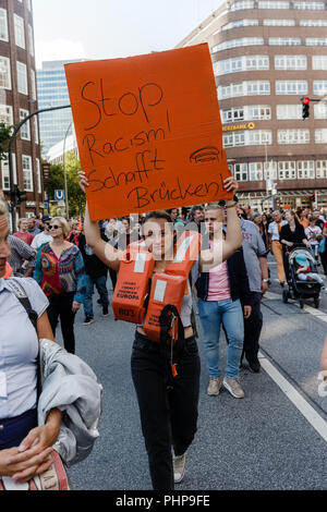 Hamburg, Deutschland. 02 Sep, 2018. 02.09.2018, Hamburg: ein Teilnehmer des Pier Demonstration hält ein Schild mit der Aufschrift Rassismus. Schafft Brücken'. Quelle: Markus Scholz/dpa/Alamy leben Nachrichten Stockfoto