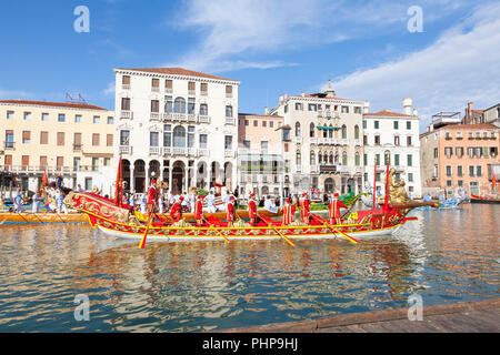 Venedig, Venetien, Italien. 2. September 2018. Boote an der Regata Storica, ein Re-enactment eines historischen Prozession der Boote der Doge und höchsten venezianischen Beamten in 1489 Caterina Cornaro, die Frau des Königs von Zypern, die ihren Thron verzichtete zugunsten von Venedig willkommen zu heißen. Die Prozession wird von wichtigen jährlichen Ruderregatten gefolgt, das Highlight der Venedig rudern Saison. Kredit Mary Clarke/Alamy leben Nachrichten Stockfoto