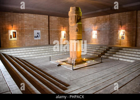 Die Bennett Monolith, eine alte steinerne Statue, die in der Tiwanaku archäologische Museum, in der Nähe von La Paz, Bolivien Stockfoto