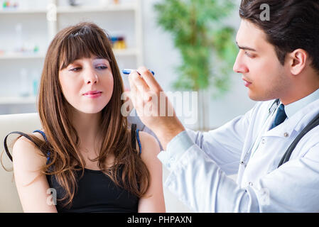 Arzt prüfen, Patienten in Erster Hilfe Konzept Stockfoto