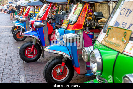 Eine Reihe von Tuk Tuks aufgereiht in der Nähe der Khao San Road in Bangkok, Thailand. Stockfoto