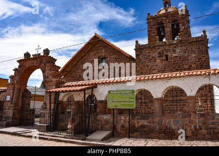 Die Kirche in der kleinen Stadt Tiwanaku, locarted nahe an die archäologische Stätte des gleichen Namens in der Nähe von La Paz, Bolivien Stockfoto