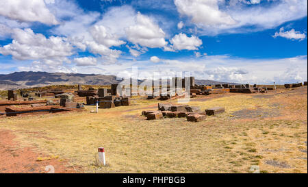 Aufwändige Steinbildhauerei in megalithischen Stein bei Puma Punku, Teil der Tiwanaku archäologischer Komplex, ein UNESCO-Weltkulturerbe, in der Nähe von La Paz, Boli Stockfoto
