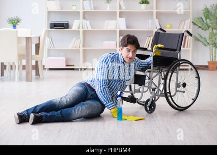 Behinderte Menschen im Rollstuhl Reinigung home Stockfoto