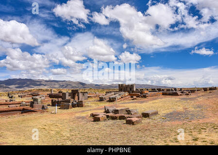 Aufwändige Steinbildhauerei in megalithischen Stein bei Puma Punku, Teil der Tiwanaku archäologischer Komplex, ein UNESCO-Weltkulturerbe, in der Nähe von La Paz, Boli Stockfoto