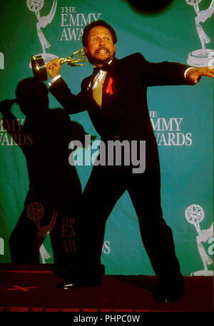 PASADENA, Ca - 30. August: Schauspieler Billy Crystal besucht die 44. jährlichen Primetime Emmy Awards am 30. August 1992 in Pasadena Civic Auditorium in Pasadena, Kalifornien. Foto von Barry King/Alamy Stock Foto Stockfoto