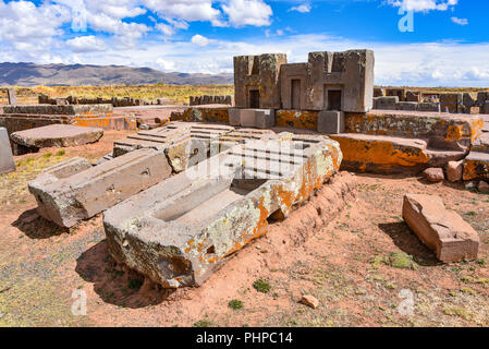 Aufwändige Steinbildhauerei in megalithischen Stein bei Puma Punku, Teil der Tiwanaku archäologischer Komplex, ein UNESCO-Weltkulturerbe, in der Nähe von La Paz, Boli Stockfoto