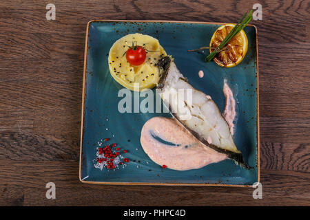 Heilbutt-filet mit mushed Kartoffel und Sauce Stockfoto