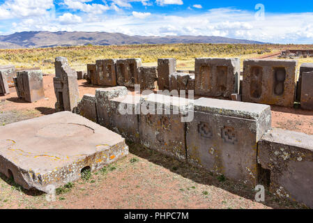 Aufwändige Steinbildhauerei in megalithischen Stein bei Puma Punku, Teil der Tiwanaku archäologischer Komplex, ein UNESCO-Weltkulturerbe, in der Nähe von La Paz, Boli Stockfoto