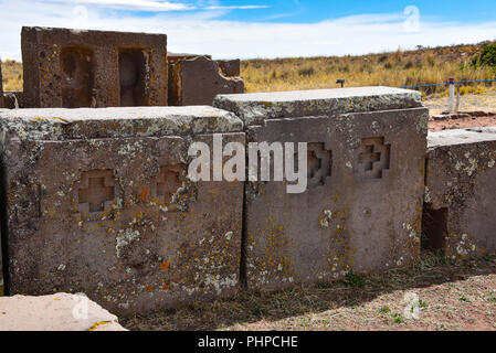 Aufwändige Steinbildhauerei in megalithischen Stein bei Puma Punku, Teil der Tiwanaku archäologischer Komplex, ein UNESCO-Weltkulturerbe, in der Nähe von La Paz, Boli Stockfoto