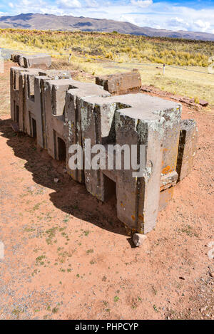 Aufwändige Steinbildhauerei in megalithischen Stein bei Puma Punku, Teil der Tiwanaku archäologischer Komplex, ein UNESCO-Weltkulturerbe, in der Nähe von La Paz, Boli Stockfoto