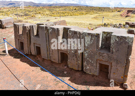 Aufwändige Steinbildhauerei in megalithischen Stein bei Puma Punku, Teil der Tiwanaku archäologischer Komplex, ein UNESCO-Weltkulturerbe, in der Nähe von La Paz, Boli Stockfoto