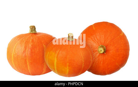 Drei orangefarbene Kürbisse, isoliert auf weiss Stockfoto