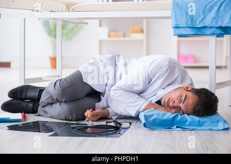 Chirurges müde schlafen auf einem OP-Tisch Stockfoto, Bild: 49247387 - Alamy