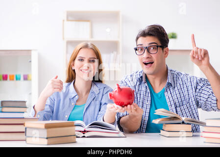 Zwei Studenten prüfen Einsparungen für die Bildung zu zahlen Stockfoto