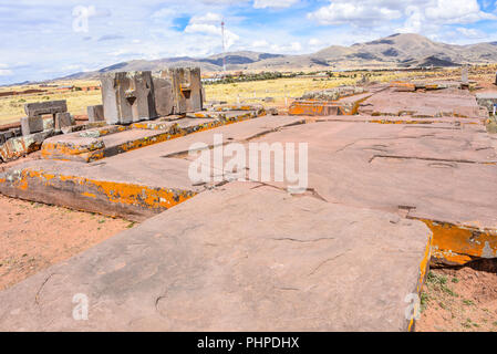 Aufwändige Steinbildhauerei in megalithischen Stein bei Puma Punku, Teil der Tiwanaku archäologischer Komplex, ein UNESCO-Weltkulturerbe, in der Nähe von La Paz, Boli Stockfoto