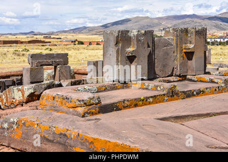 Aufwändige Steinbildhauerei in megalithischen Stein bei Puma Punku, Teil der Tiwanaku archäologischer Komplex, ein UNESCO-Weltkulturerbe, in der Nähe von La Paz, Boli Stockfoto