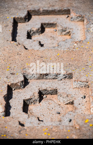 Aufwändige Steinbildhauerei in megalithischen Stein bei Puma Punku, Teil der Tiwanaku archäologischer Komplex, ein UNESCO-Weltkulturerbe, in der Nähe von La Paz, Boli Stockfoto