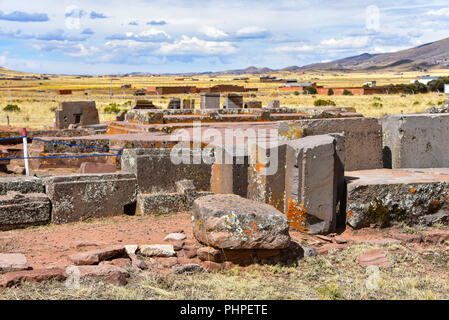 Aufwändige Steinbildhauerei in megalithischen Stein bei Puma Punku, Teil der Tiwanaku archäologischer Komplex, ein UNESCO-Weltkulturerbe, in der Nähe von La Paz, Boli Stockfoto