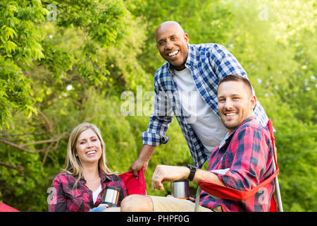 Gruppe von Freunde lachen und reden. Stockfoto