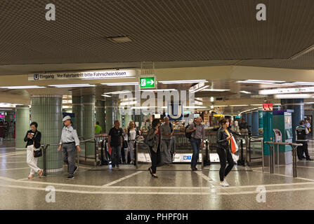 Die Passagiere an der Rolltreppe im U-Bahnhof Hauptwache, Frankfurt am Main, Deutschland. Stockfoto