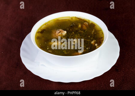 Sauerampfersuppe mit Fleisch und Kräuter Stockfoto