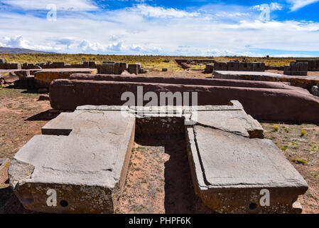 Kunstvolle Schnitzereien in megalithischen Stein bei Puma Punku, Teil der Tiwanaku archäologischer Komplex, ein UNESCO-Weltkulturerbe, in der Nähe von La Paz, Bolivien. Stockfoto