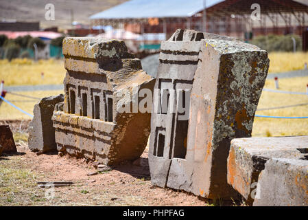 Kunstvolle Schnitzereien in megalithischen Stein bei Puma Punku, Teil der Tiwanaku archäologischer Komplex, ein UNESCO-Weltkulturerbe, in der Nähe von La Paz, Bolivien. Stockfoto