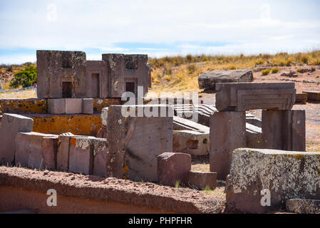 Kunstvolle Schnitzereien in megalithischen Stein bei Puma Punku, Teil der Tiwanaku archäologischer Komplex, ein UNESCO-Weltkulturerbe, in der Nähe von La Paz, Bolivien. Stockfoto