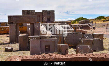 Kunstvolle Schnitzereien in megalithischen Stein bei Puma Punku, Teil der Tiwanaku archäologischer Komplex, ein UNESCO-Weltkulturerbe, in der Nähe von La Paz, Bolivien. Stockfoto