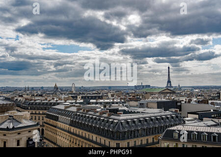 Panoramablick über Paris mit Eiffelturm Stockfoto